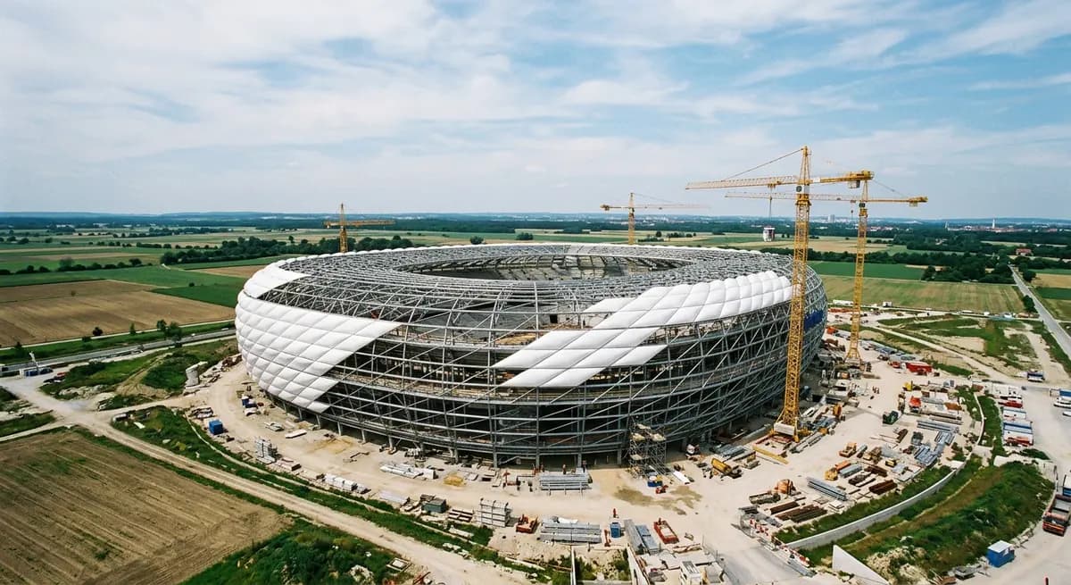 Allianz Arena, 2004: 2,874 inflatable ETFE cushions are mounted on the steel frame.